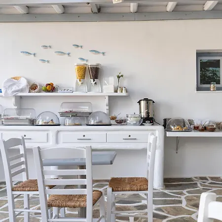 Iris 3* Naousa (Paros)