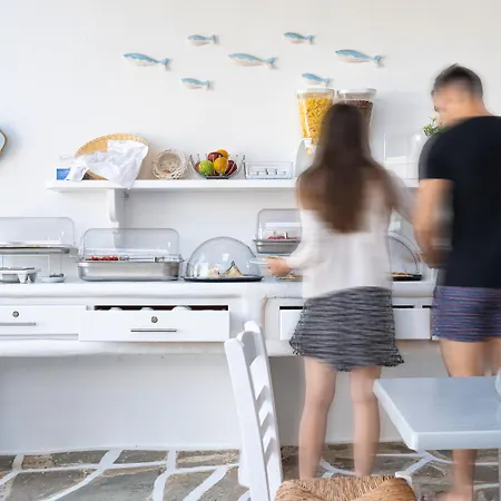 Iris 3* Naousa (Paros)