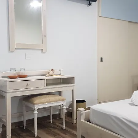 Iris 3* Naousa (Paros)