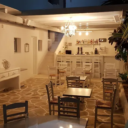 Iris 3* Naousa (Paros)