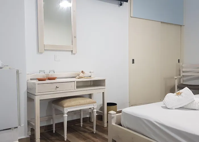 Iris 3* Naousa (Paros)